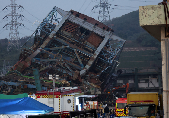 울산 '붕괴' 보일러타워 경보음에 밤 수색 중단…오전 재개하나