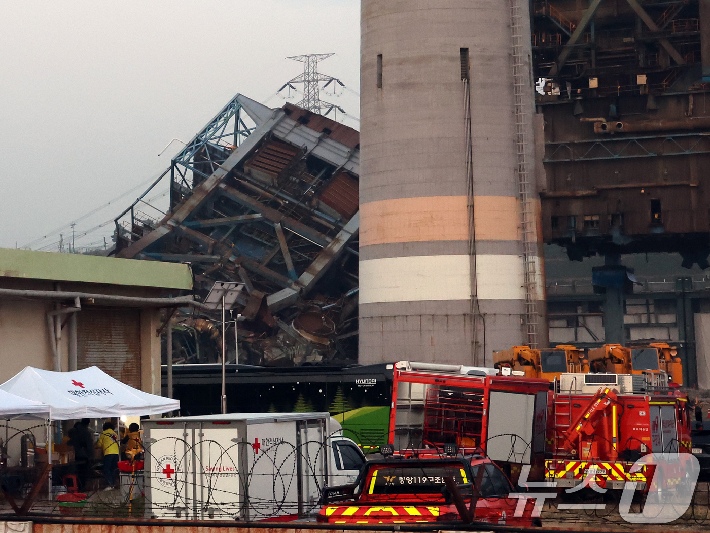 (울산=뉴스1) 황기선 기자 = 7일 새벽 울산 남구 동서발전 울산화력발전소 보일러 타워 붕괴현장에서 소방대원들이 매몰자 수색 및 구조작업을 벌이고 있다.울산소방본부에 따르면 이날 …