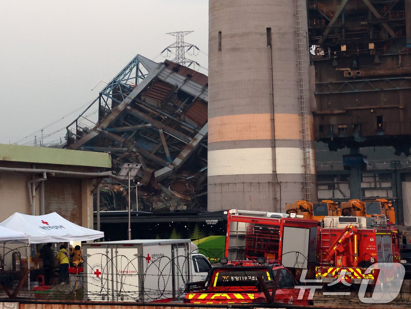 본문 이미지 - 7일 새벽 울산 남구 동서발전 울산화력발전소 보일러 타워 붕괴현장에서 소방대원들이 매몰자 수색 및 구조작업을 벌이고 있다. 2025.11.7/뉴스1 ⓒ News1 황기선 기자