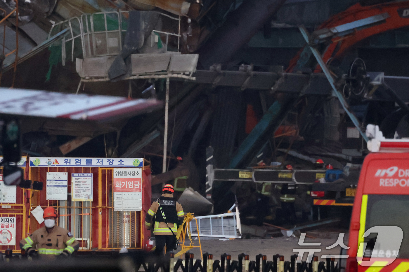 (울산=뉴스1) 황기선 기자 = 7일 새벽 울산 남구 동서발전 울산화력발전소 보일러 타워 붕괴현장에서 소방대원들이 매몰자 수색 및 구조작업을 벌이고 있다.울산소방본부에 따르면 이날 …