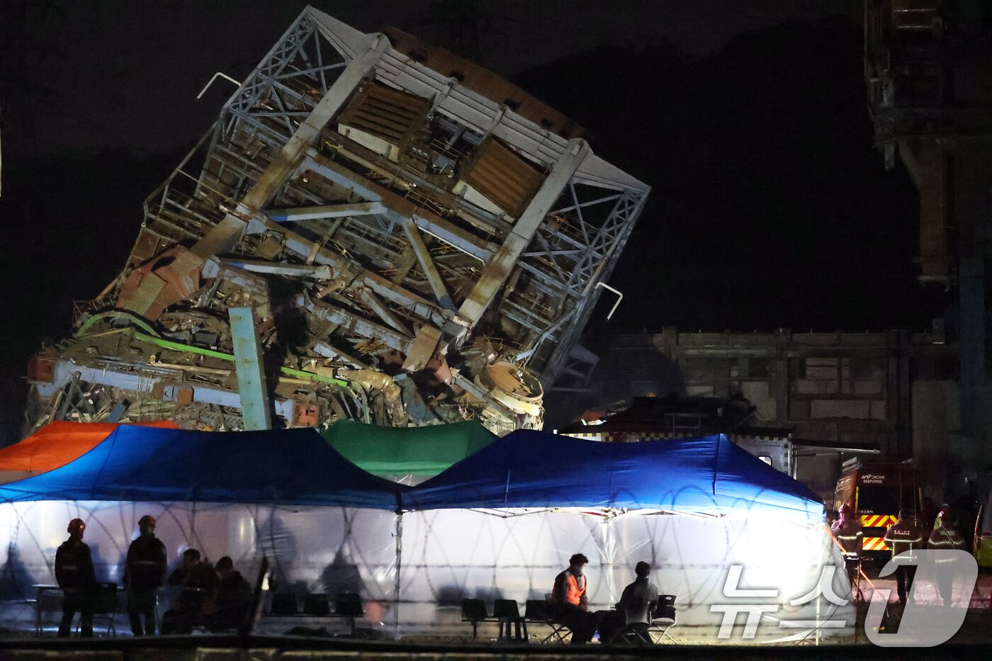 본문 이미지 - 7일 새벽 울산 남구 동서발전 울산화력발전소 보일러 타워 붕괴현장에서 소방대원들이 매몰자 수색 및 구조작업을 벌이고 있다. 2025.11.7/뉴스1 ⓒ News1 황기선 기자