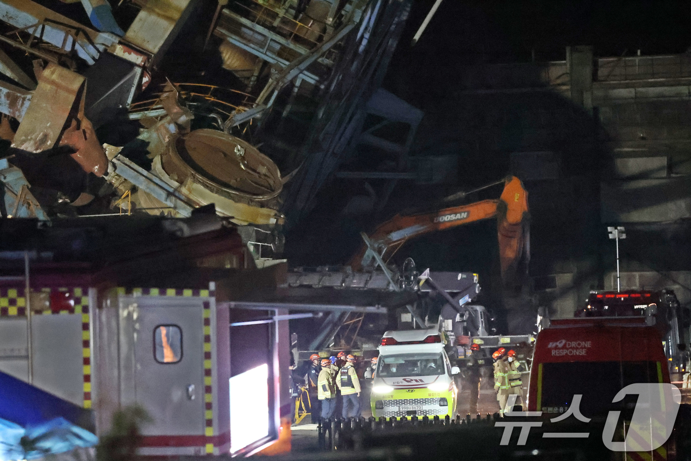 (울산=뉴스1) 황기선 기자 = 7일 새벽 울산 남구 동서발전 울산화력발전소 보일러 타워 붕괴현장에서 소방대원들이 매몰자 수색 및 구조작업을 벌이고 있다. 2025.11.7/뉴스1 …