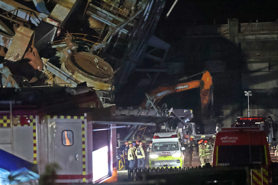 울산화력발전소 붕괴 사고…어둠 밝히며 구조 작업