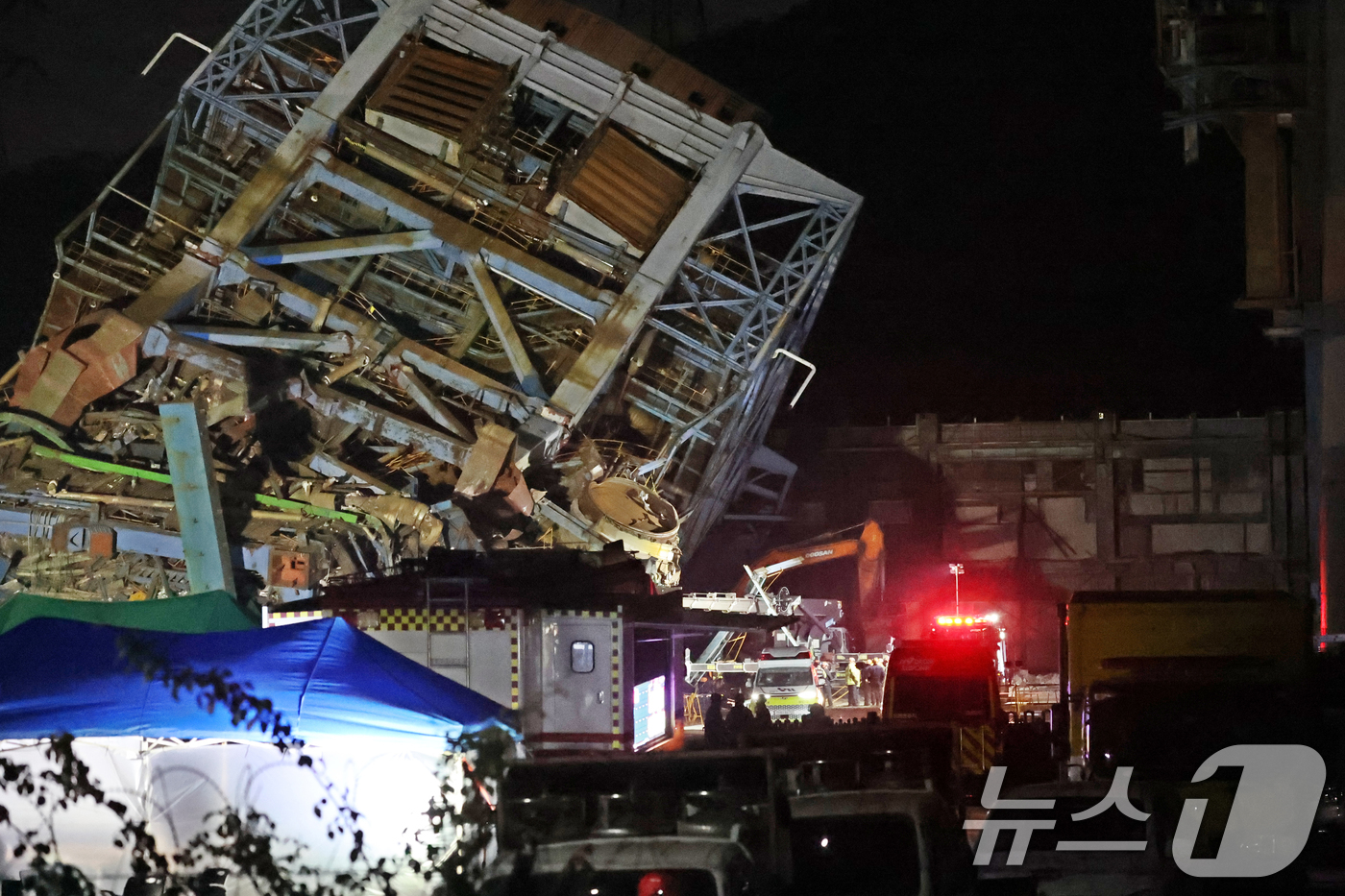 (울산=뉴스1) 황기선 기자 = 7일 새벽 울산 남구 동서발전 울산화력발전소 보일러 타워 붕괴현장에서 소방대원들이 매몰자 수색 및 구조작업을 벌이고 있다. 2025.11.7/뉴스1 …