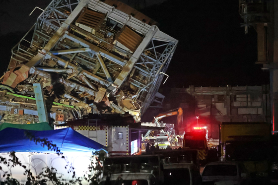 울산화력발전소 붕괴 사고…불 밝히고 구조작업 열중