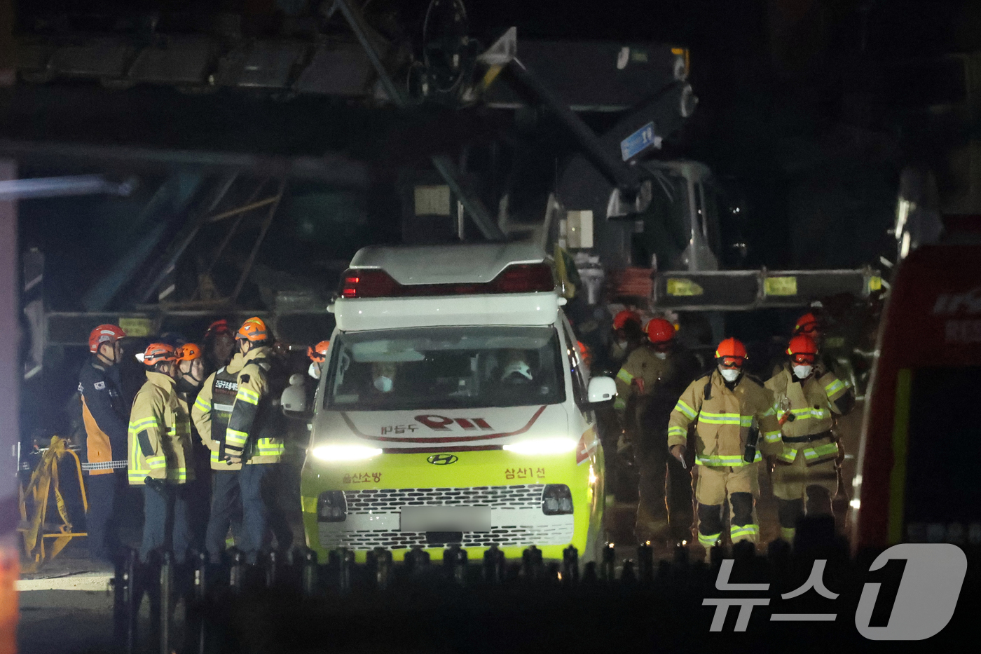 (울산=뉴스1) 황기선 기자 = 7일 새벽 울산 남구 동서발전 울산화력발전소 보일러 타워 붕괴현장에서 소방대원들이 매몰자 수색 및 구조작업을 벌이고 있다. 2025.11.7/뉴스1 …