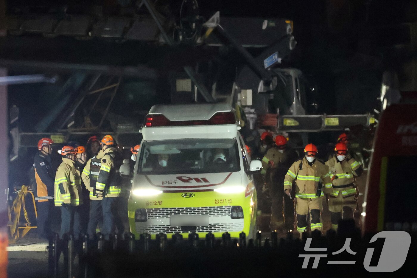 본문 이미지 - 7일 새벽 울산 남구 동서발전 울산화력발전소 보일러 타워 붕괴현장에서 소방대원들이 매몰자 수색 및 구조작업을 벌이고 있다. 2025.11.7/뉴스1 ⓒ News1 황기선 기자