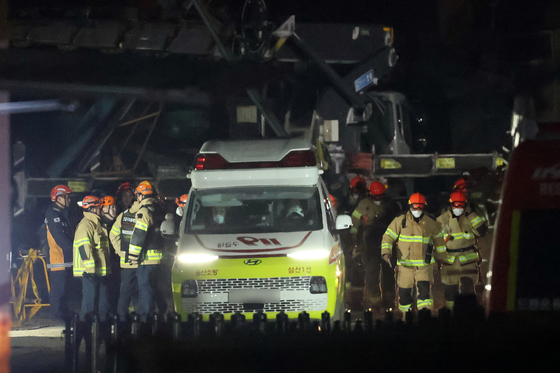 울산화력발전소 붕괴 사고…밤샘 구조 작업 펼치는 소방대원들