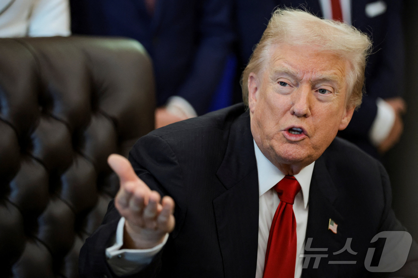 (워싱턴DC 로이터=뉴스1) 류정민 특파원 = 도널드 트럼프 미국 대통령이 6일(현지시간) 워싱턴DC 백악관에서 비만치료제 가격 인하를 발표하면서 기자들의 질문에 답하고 있다. 2 …