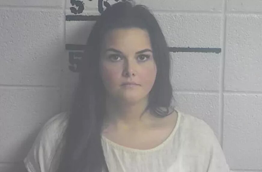 본문 이미지 - 미국 켄터키주 애디어 카운티 청소년보호센터 영어교사 엘레나 바딘(28). 출처-THE SUN