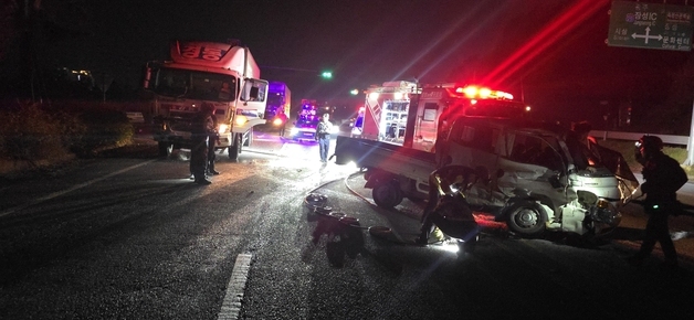 장성서 화물차끼리 충돌…1명 숨지고 1명 중상