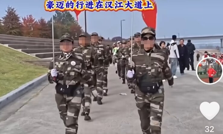 본문 이미지 - 100여 명의 중국인들이 중국의 군가에 맞춰 행진을하고 있다. 출처=온라인커뮤니티.