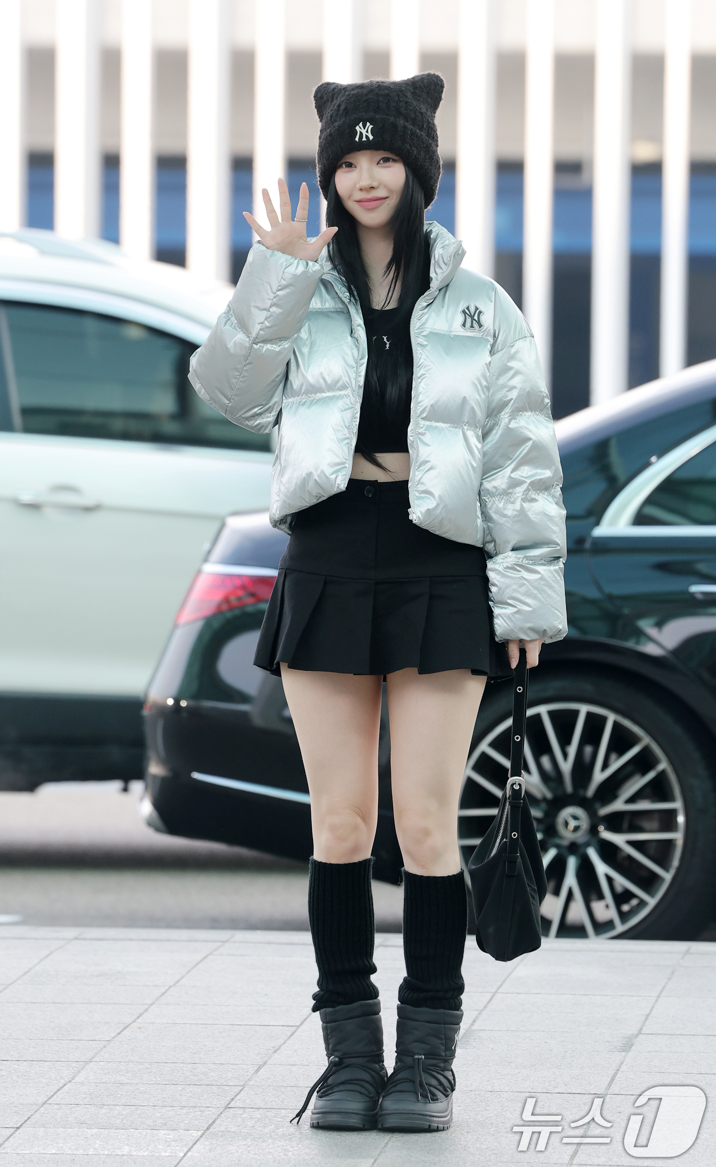 (인천공항=뉴스1) 권현진 기자 = 에스파 카리나가 해외 일정을 위해 7일 오전 인천공항을 통해 일본으로 출국하기 전 인사를 하고 있다. 2025.11.7/뉴스1