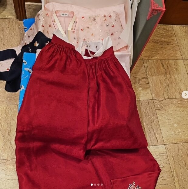 본문 이미지 - 노소영 아트센터 나비 관장이 이혼 후 첫 심경을 전했다. 결혼식 당시 입던 한복. 출처=인스타그램