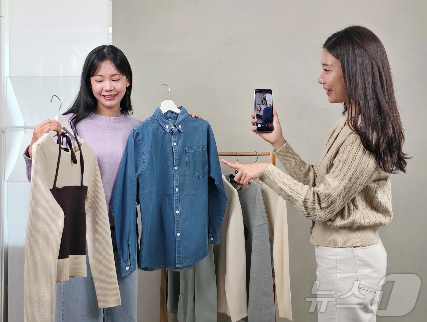 (서울=뉴스1) = 삼성전자가 필수 성능을 강화하고 AI 기능도 탑재한 실속형 스마트폰 '갤럭시 A17 LTE(Galaxy A17 LTE)'를 7일 국내 출시한다. 사진은 삼성전자 …