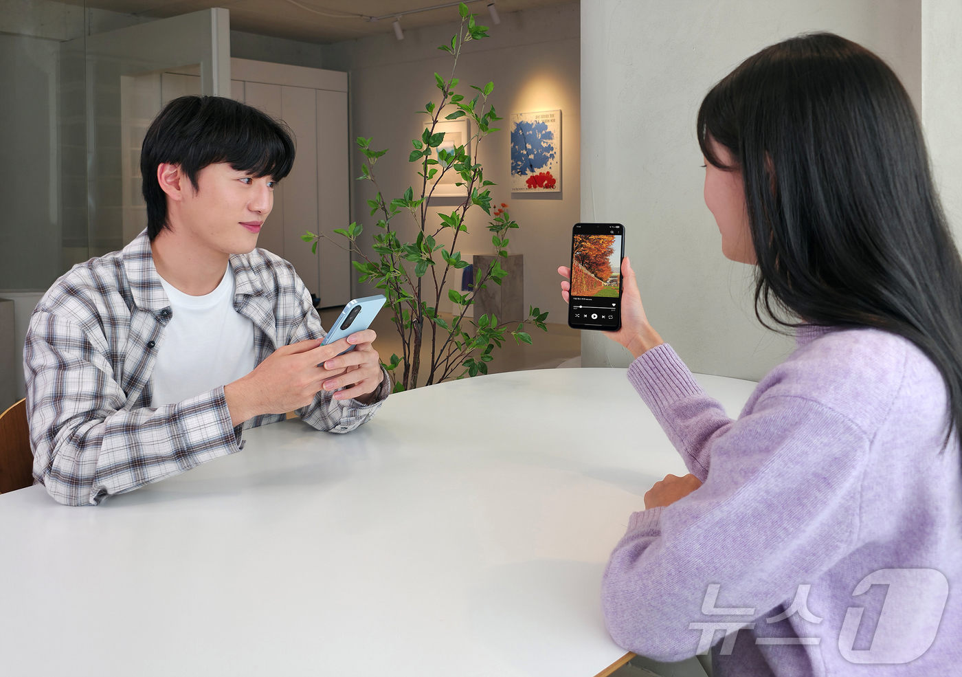 (서울=뉴스1) = 삼성전자가 필수 성능을 강화하고 AI 기능도 탑재한 실속형 스마트폰 '갤럭시 A17 LTE(Galaxy A17 LTE)'를 7일 국내 출시한다. 사진은 삼성전자 …