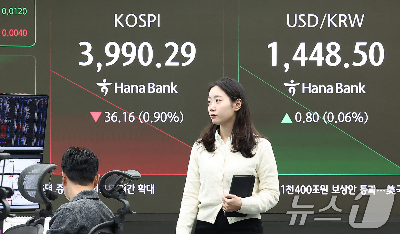 (서울=뉴스1) 김성진 기자 = 7일 오전 서울 중구 하나은행 본점 딜링룸 전광판에 개장 시황이 나오고 있다.코스피는 이날 오전 9시 5분 전일 종가와 비교해 25.18포인트(p) …