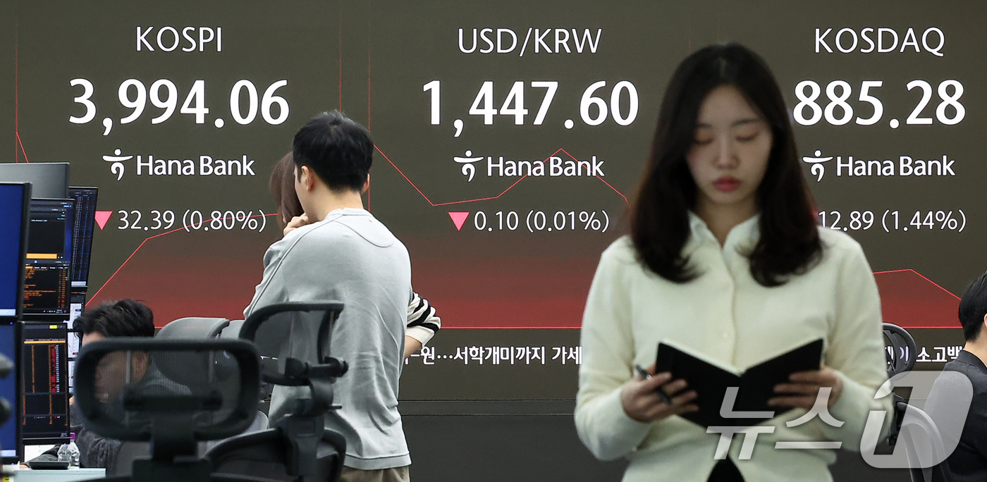 (서울=뉴스1) 김성진 기자 = 7일 오전 서울 중구 하나은행 본점 딜링룸 전광판에 개장 시황이 나오고 있다.코스피는 이날 오전 9시 5분 전일 종가와 비교해 25.18포인트(p) …