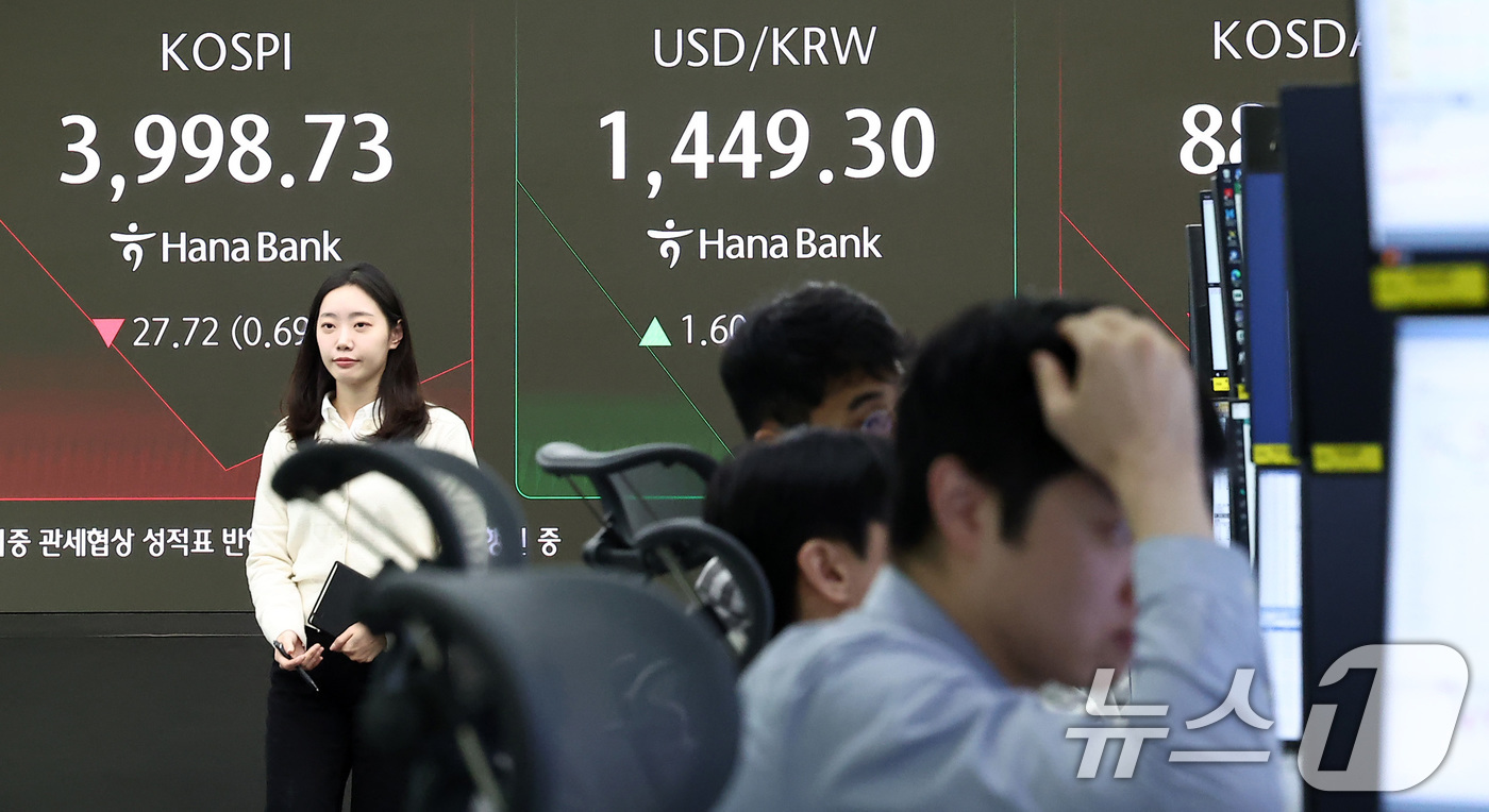 (서울=뉴스1) 김성진 기자 = 7일 오전 서울 중구 하나은행 본점 딜링룸 전광판에 개장 시황이 나오고 있다.코스피는 이날 오전 9시 5분 전일 종가와 비교해 25.18포인트(p) …