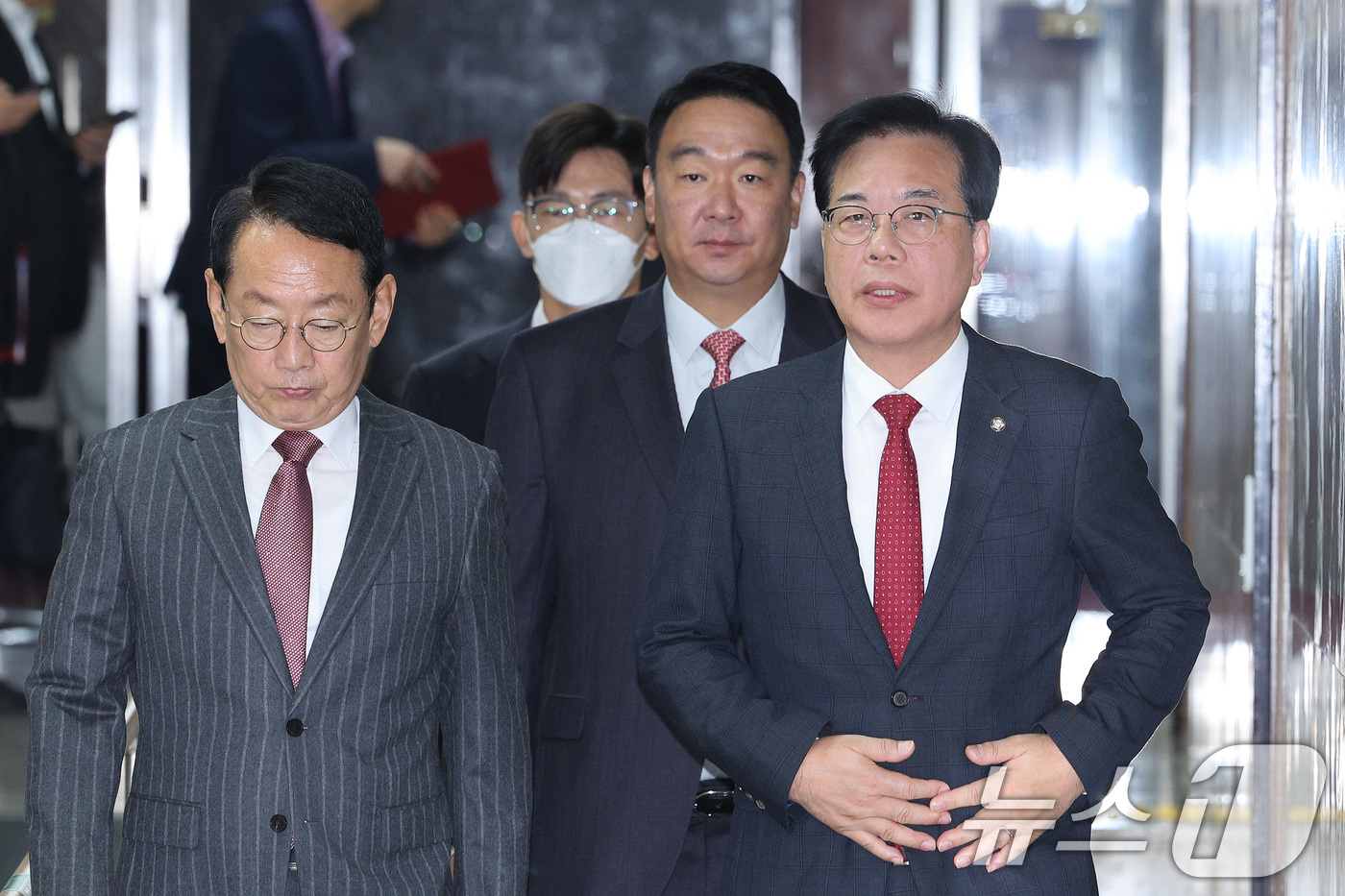 (서울=뉴스1) 신웅수 기자 = 송언석 국민의힘 원내대표가 7일 서울 여의도 국회에서 열린 원내대책회의에 참석하고 있다. 2025.11.7/뉴스1