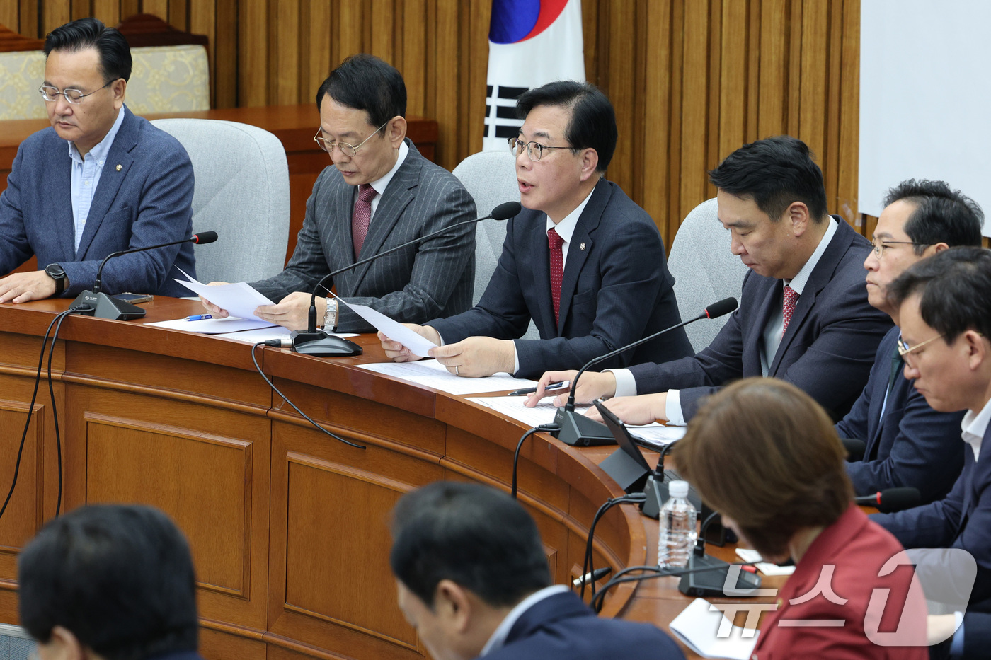 (서울=뉴스1) 신웅수 기자 = 송언석 국민의힘 원내대표가 7일 서울 여의도 국회에서 열린 원내대책회의에서 발언하고 있다. 2025.11.7/뉴스1