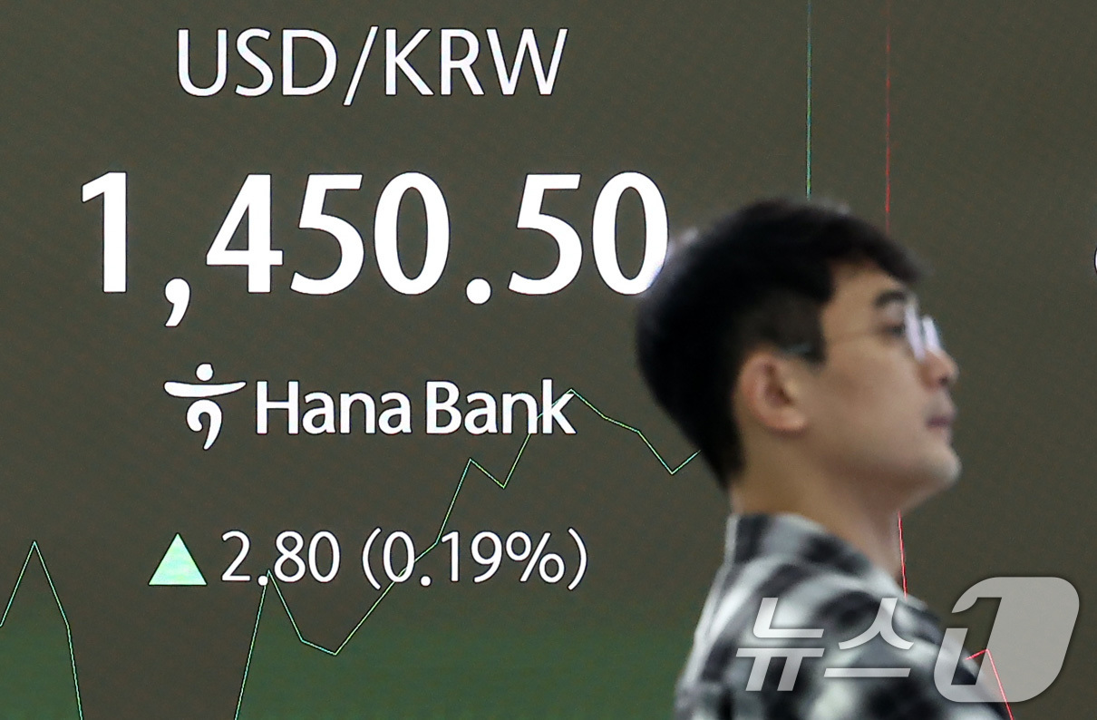 (서울=뉴스1) 김성진 기자 = 7일 오전 서울 중구 하나은행 본점 딜링룸 전광판에 개장 시황이 나오고 있다.코스피는 이날 오전 9시 5분 전일 종가와 비교해 25.18포인트(p) …
