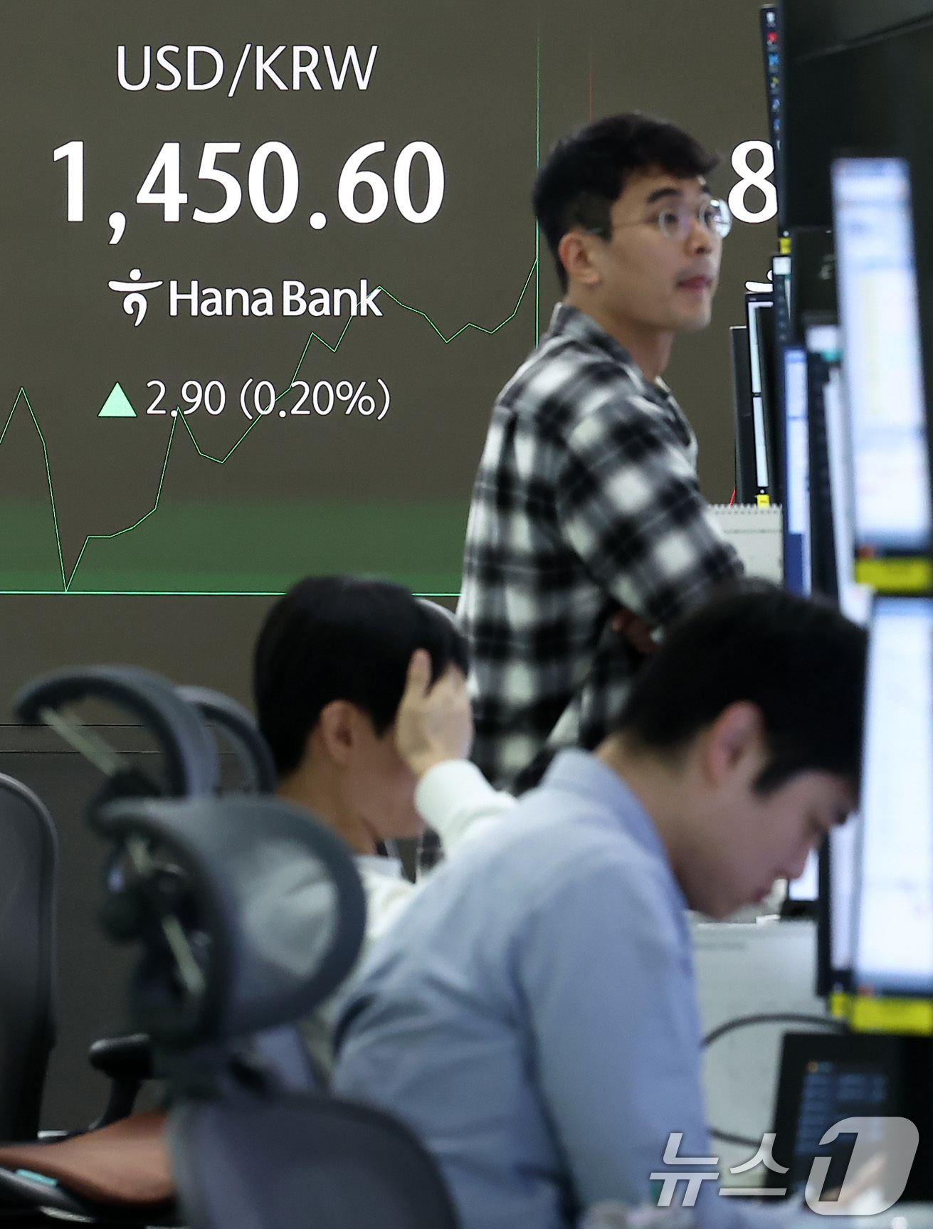 (서울=뉴스1) 김성진 기자 = 7일 오전 서울 중구 하나은행 본점 딜링룸 전광판에 개장 시황이 나오고 있다.코스피는 이날 오전 9시 5분 전일 종가와 비교해 25.18포인트(p) …
