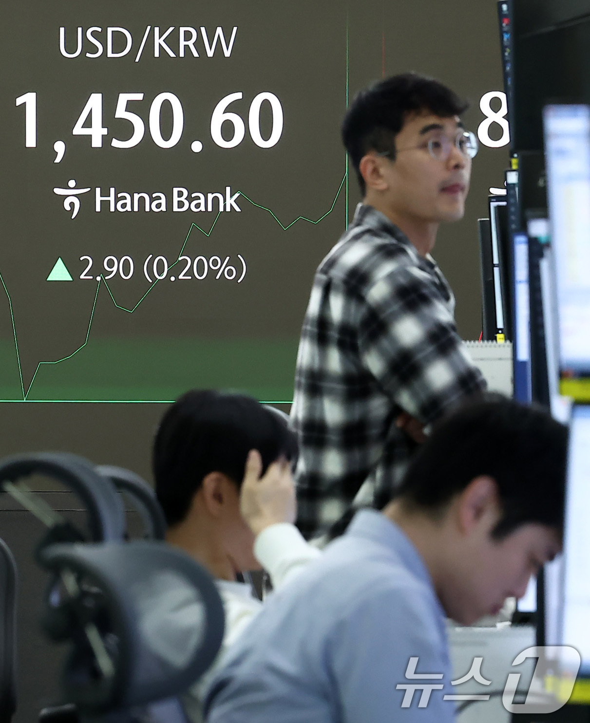 (서울=뉴스1) 김성진 기자 = 7일 오전 서울 중구 하나은행 본점 딜링룸 전광판에 개장 시황이 나오고 있다.코스피는 이날 오전 9시 5분 전일 종가와 비교해 25.18포인트(p) …