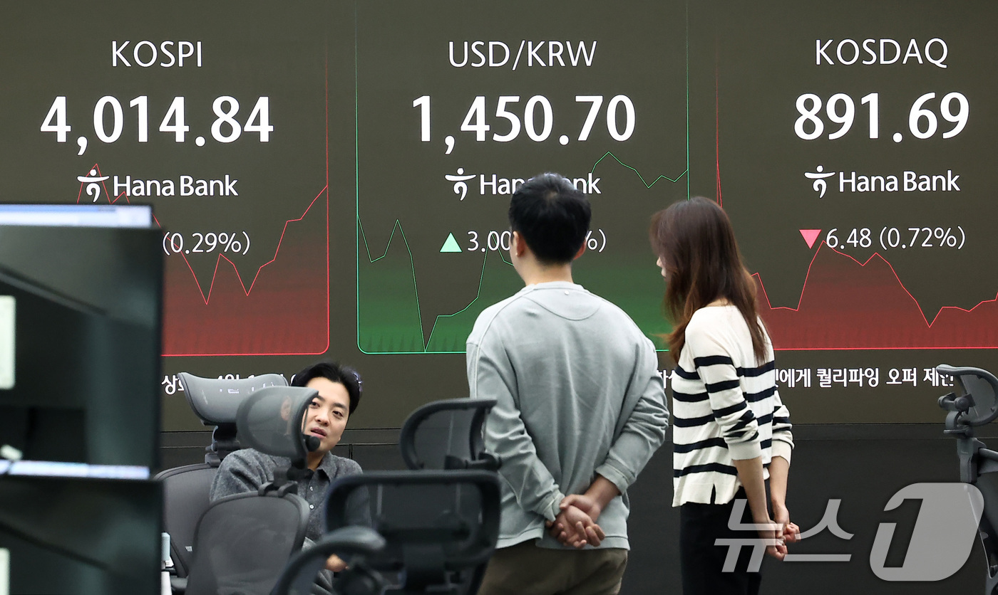 (서울=뉴스1) 김성진 기자 = 7일 오전 서울 중구 하나은행 본점 딜링룸 전광판에 개장 시황이 나오고 있다.코스피는 이날 오전 9시 5분 전일 종가와 비교해 25.18포인트(p) …