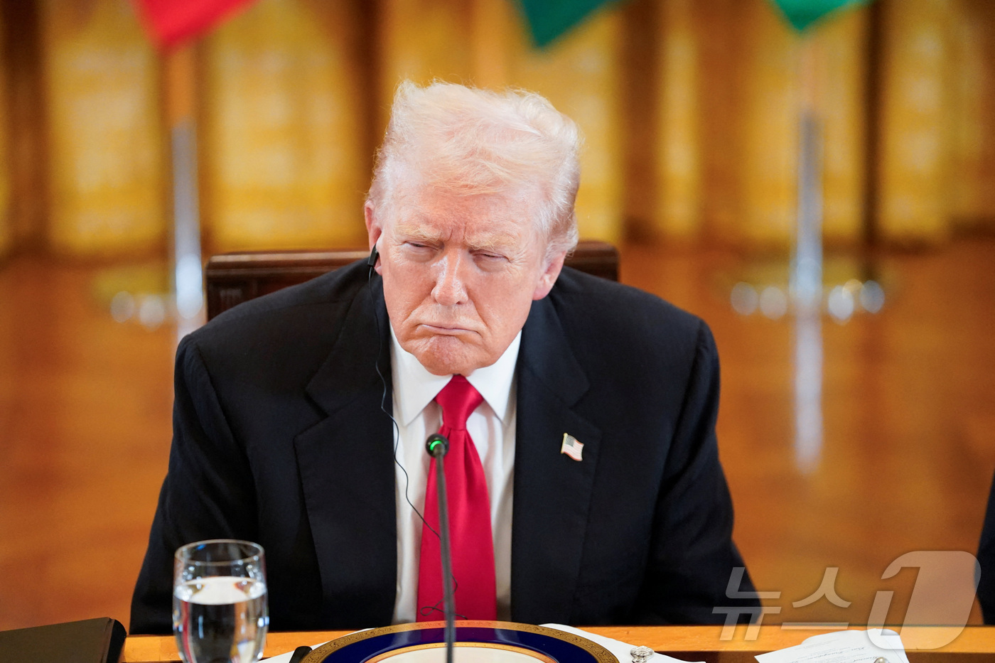 (워싱턴 로이터=뉴스1) 강민경 기자 = 도널드 트럼프 미국 대통령이 6일 백악관 이스트룸에서 카자흐스탄, 키르기스스탄, 타지키스탄, 투르크메니스탄, 우즈베키스탄 지도자들과 함께 …