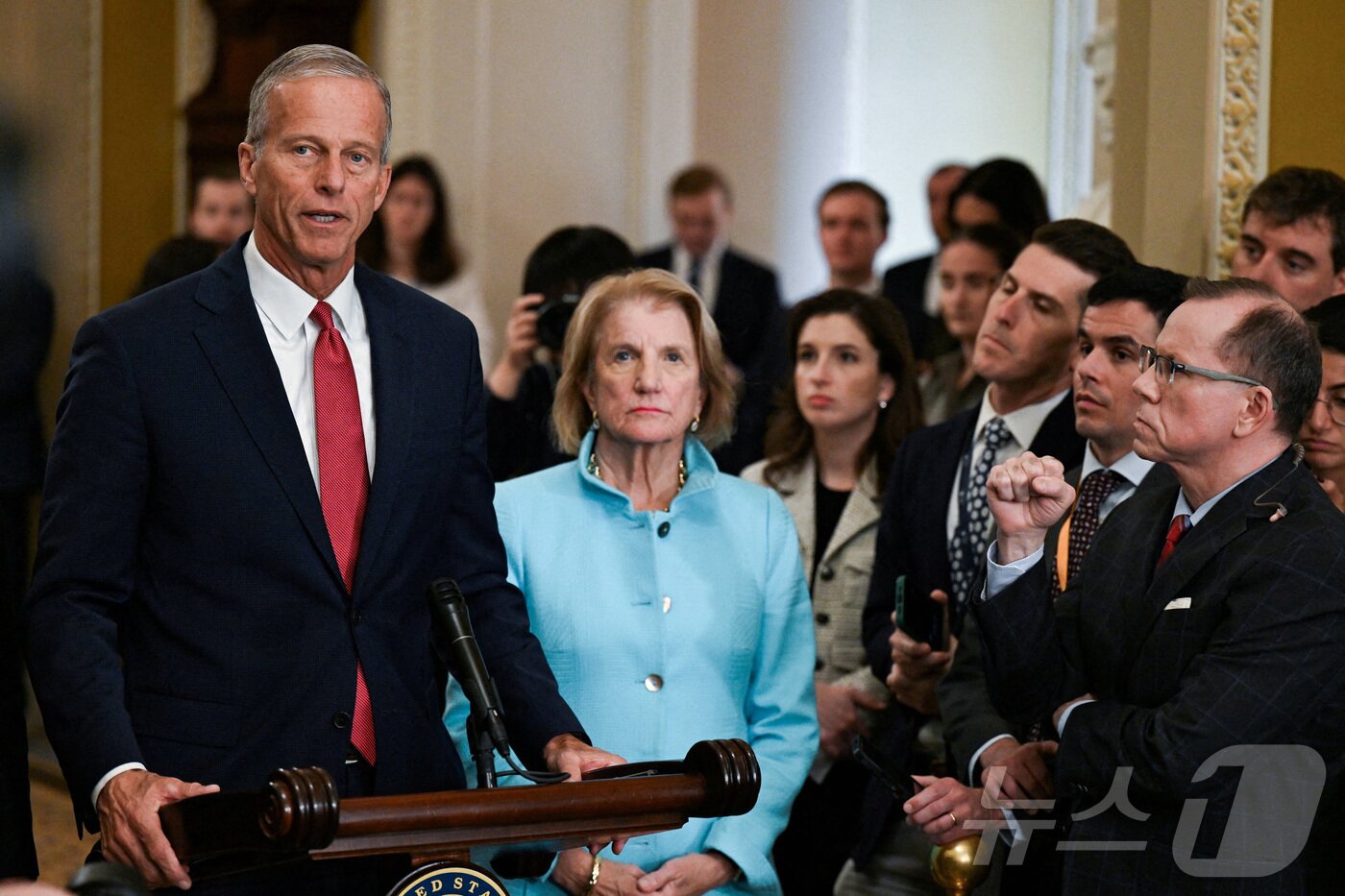 본문 이미지 - 존 슌 상원 공화당 원내대표가 4일 연방정부 셧다운 관련 기자회견을 하고 있다. 2025.11.4 ⓒ 로이터=뉴스1 ⓒ News1 강민경 기자