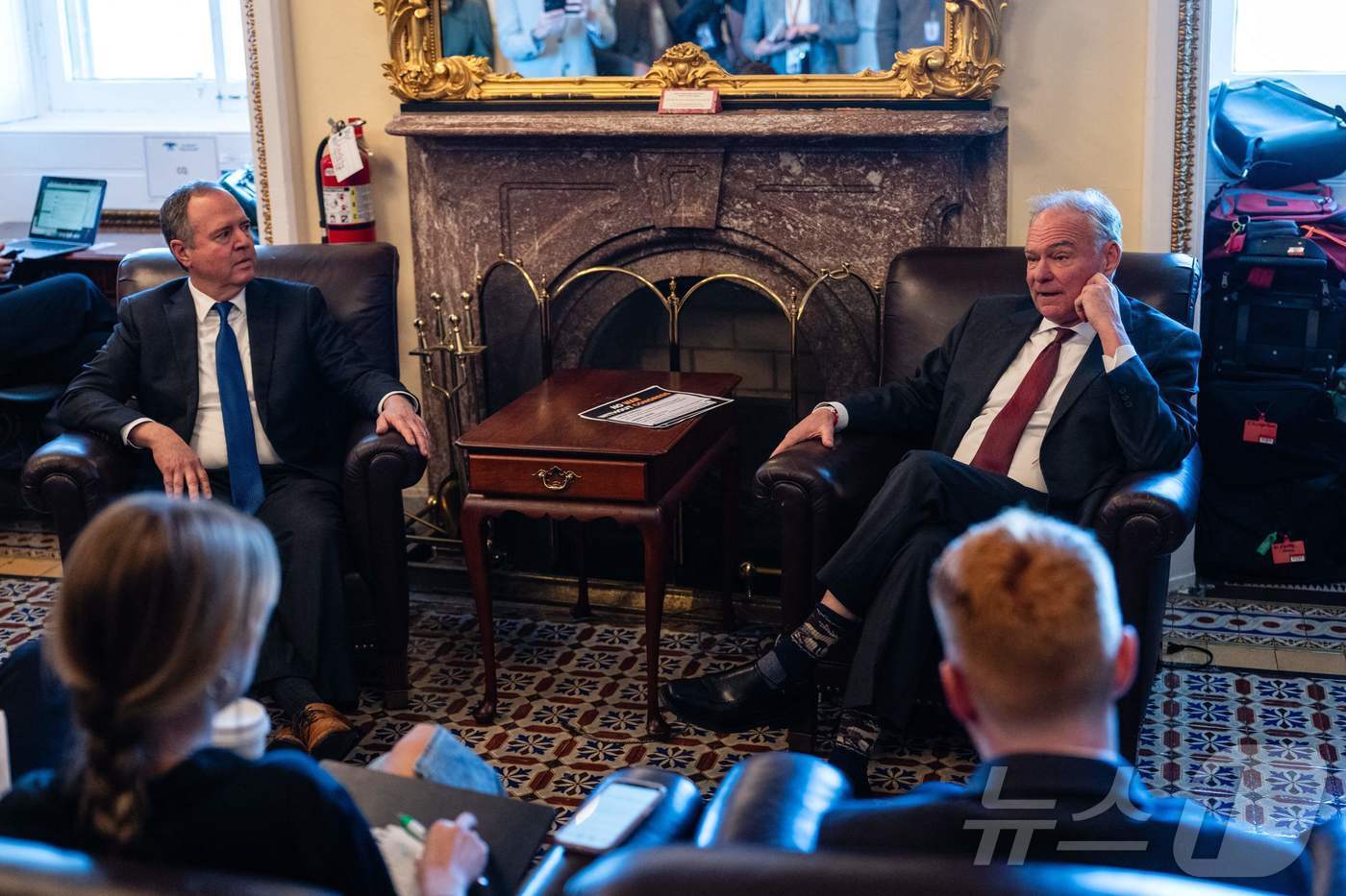 본문 이미지 - 팀 케인&#40;민주당-버지니아&#41; 상원의원&#40;오른쪽&#41;과 애덤 쉬프&#40;민주당-캘리포니아&#41; 상원의원이 2025년 11월 6일 워싱턴 D.C. 미국 국회의사당에서 기자들과 펜과 메모지를 이용한 회의에 참여하고 있다. ⓒ AFP=뉴스1