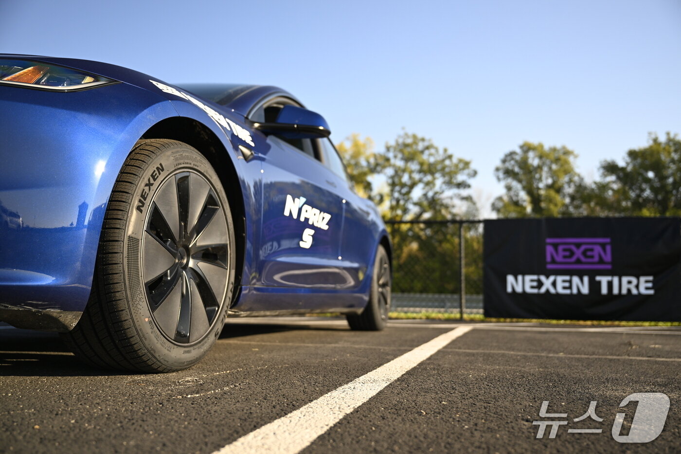 본문 이미지 - 지난 4일&#40;현지시각&#41; 미국 라스베이거스에서 개막한 북미 최대 자동차 부품 전시회 &#39;세마쇼 2025&#39;를 앞두고 넥센타이어가 시카고 인근 일리노이 오토반 컨트리클럽에서 현지 유통사를 대상으로 신제품 시승 행사를 개최한 모습&#40;넥센타이어 제공&#41;. 2025.11.04.