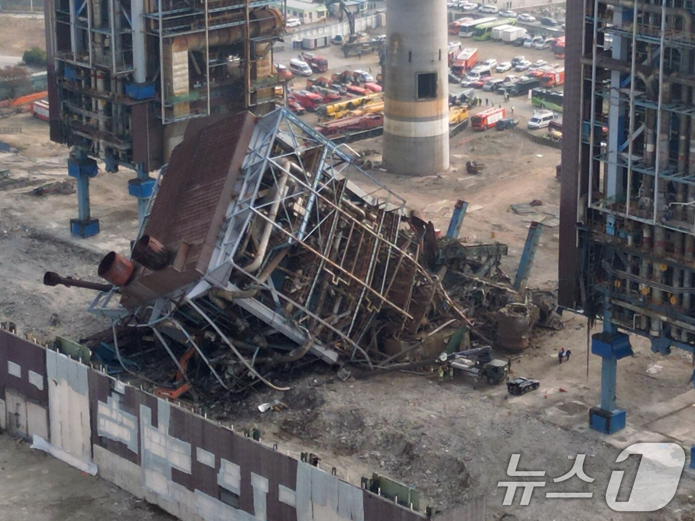 본문 이미지 - 7일 오전 울산 남구 동서발전 울산화력발전소 보일러 타워 붕괴현장에서 소방대원들이 매몰자 수색 및 구조작업을 벌이고 있다. 2025.11.7/뉴스1 ⓒ News1 황기선 기자