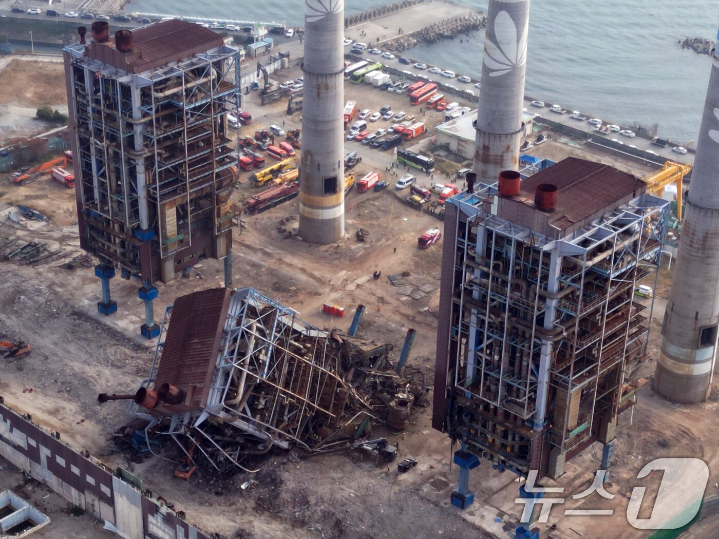 본문 이미지 - 7일 오전 울산 남구 동서발전 울산화력발전소 보일러 타워 붕괴현장에서 소방대원들이 매몰자 수색 및 구조작업을 벌이고 있다. ⓒ News1 황기선 기자