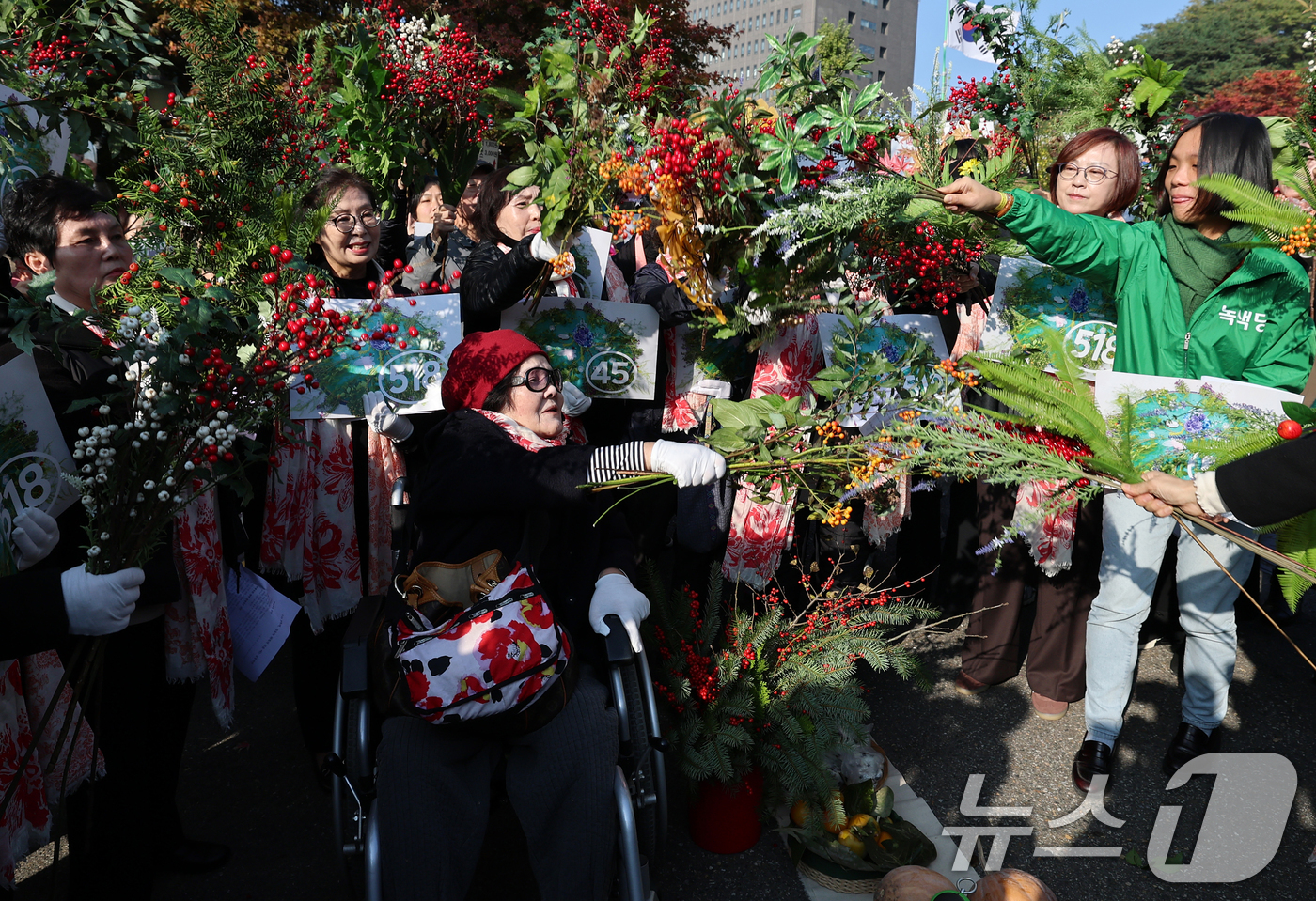 (서울=뉴스1) 오대일 기자 = 7일 오전 서울 서초구 서울중앙지방법원에서 열린 5·18 성폭력 피해자 첫 재판을 앞두고 5·18 성폭력 피해자 모임 ‘열매’ 성수남 할머니를 비롯 …