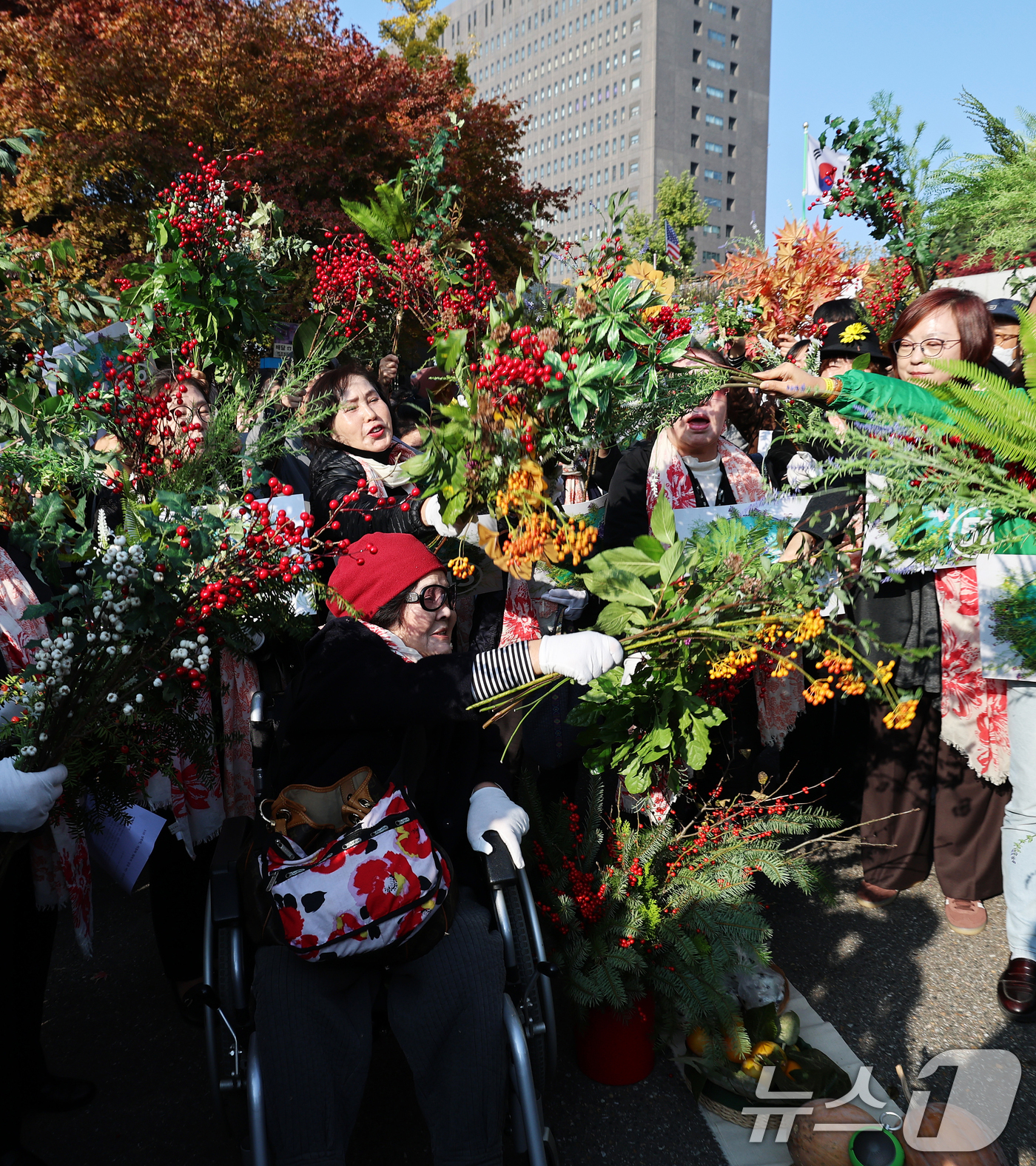 (서울=뉴스1) 오대일 기자 = 7일 오전 서울 서초구 서울중앙지방법원에서 열린 5·18 성폭력 피해자 첫 재판을 앞두고 5·18 성폭력 피해자 모임 ‘열매’ 성수남 할머니를 비롯 …