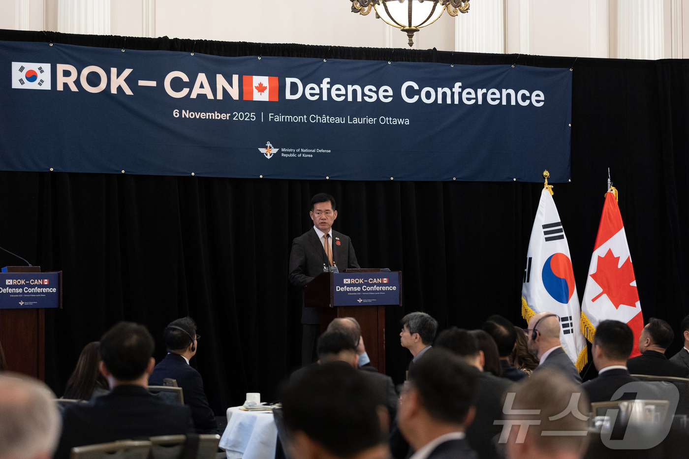 (서울=뉴스1) = 이두희 국방부 차관이 6일(현지시각) 캐나다 오타와에서 열린 '한국-캐나다 국방·방산협력 컨퍼런스'에 참석해 개회사를 하고 있다. (국방부 제공. 재판매 및 D …