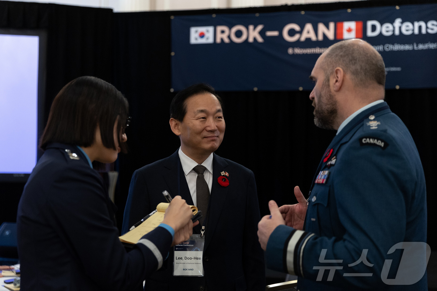 (서울=뉴스1) = 6일(현지시각) 캐나다 오타와에서 열린 '한-캐 국방방산협력 컨퍼런스'에서 이두희 국방부 차관이 트레비스 모어헨 캐나다 국방부 국제안보정책국장과 대화 하고 있다 …