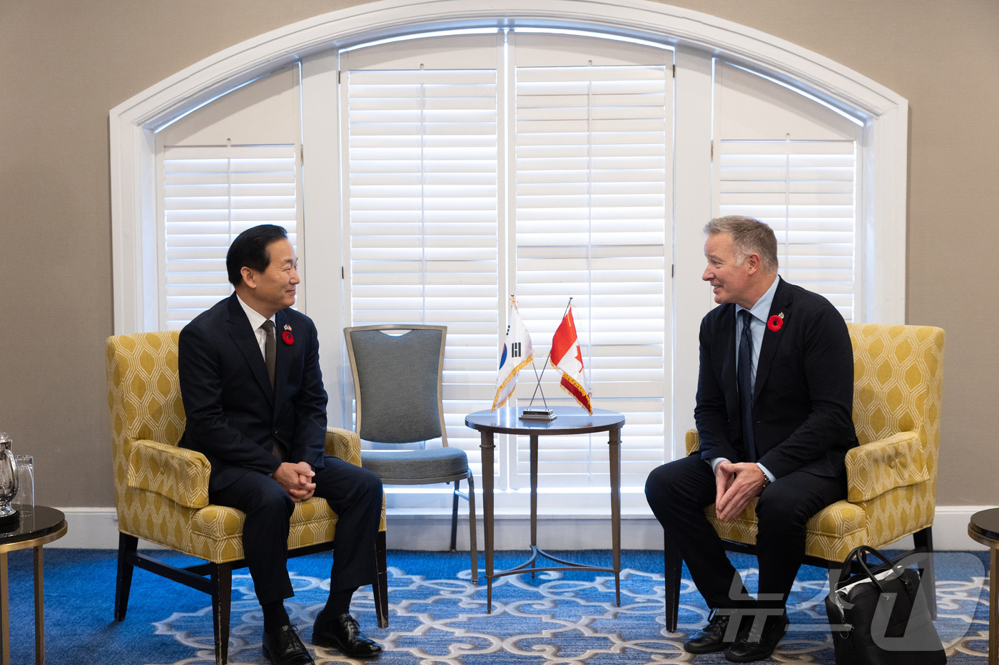 (서울=뉴스1) = 6일(현지시각) 캐나다 오타와에서 열린 '한-캐 국방방산협력 컨퍼런스'에 앞서 이두희 차관과 스티브 푸어 캐나다 국방조달 국무장관이 환담을 하고 있다. (국방부 …