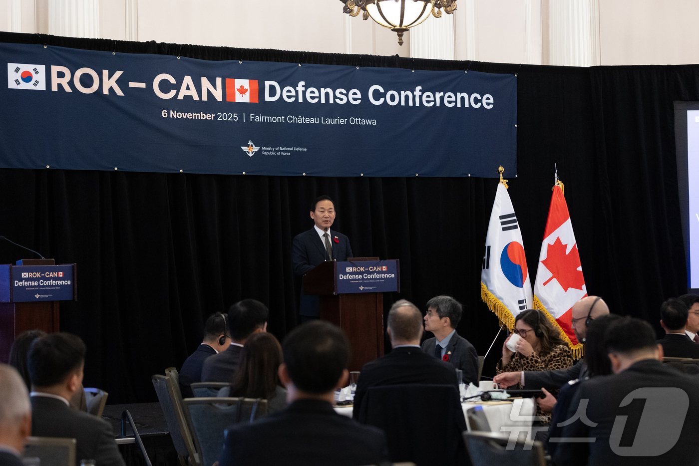 (서울=뉴스1) = 이두희 국방부 차관이 6일(현지시각) 캐나다 오타와에서 열린 '한국-캐나다 국방·방산협력 컨퍼런스'에 참석해 개회사를 하고 있다. (국방부 제공. 재판매 및 D …