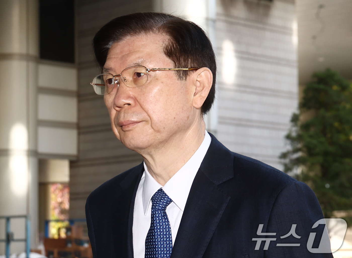 (서울=뉴스1) 김민지 기자 = 박종준 전 대통령경호처장이 7일 오전 서울 서초구 서울중앙지법에서 열린 윤석열 전 대통령의 특수공무집행방해 등 혐의 속행 공판에 증인으로 출석하고 …