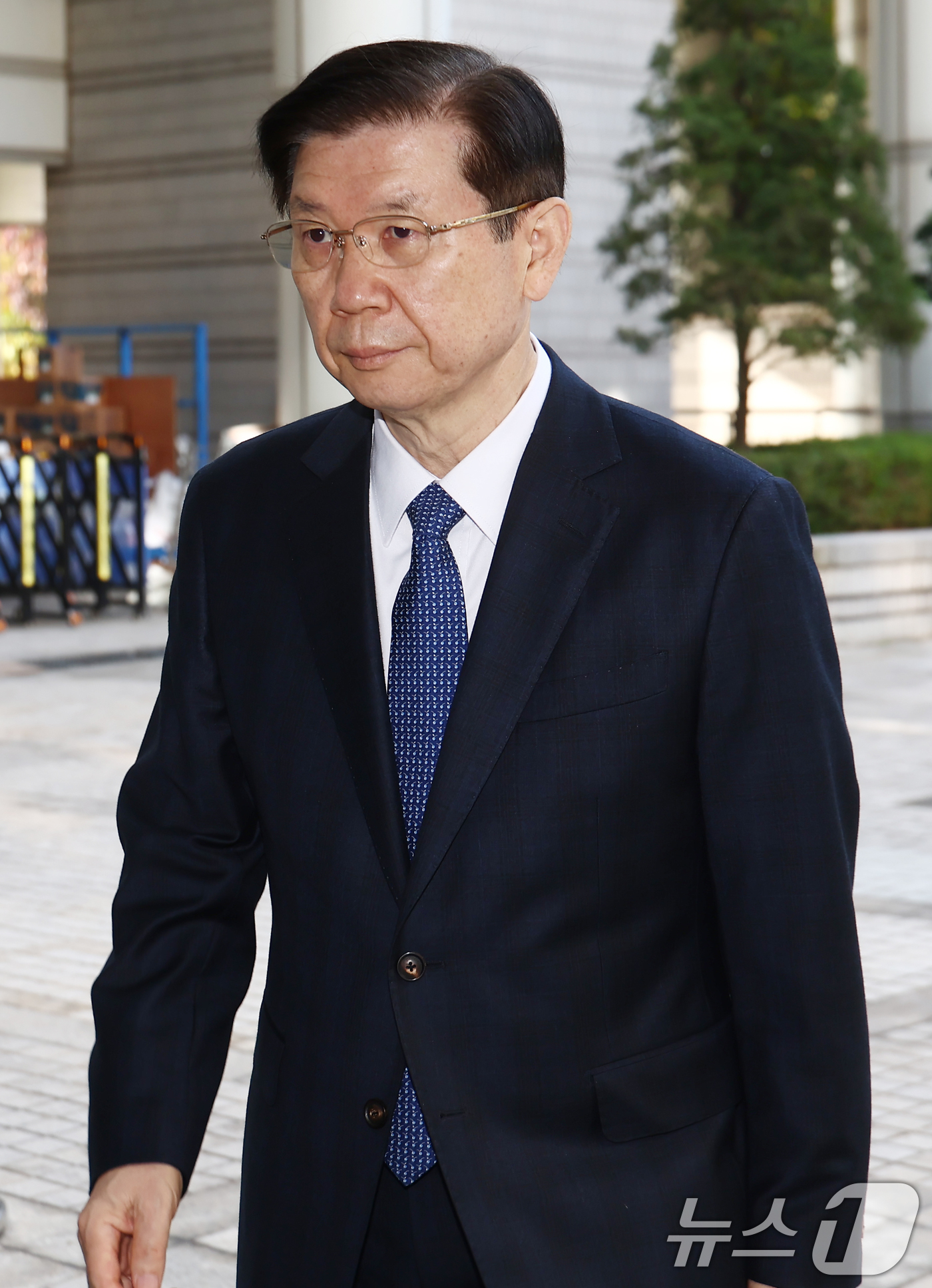 (서울=뉴스1) 김민지 기자 = 박종준 전 대통령경호처장이 7일 오전 서울 서초구 서울중앙지법에서 열린 윤석열 전 대통령의 특수공무집행방해 등 혐의 속행 공판에 증인으로 출석하고 …