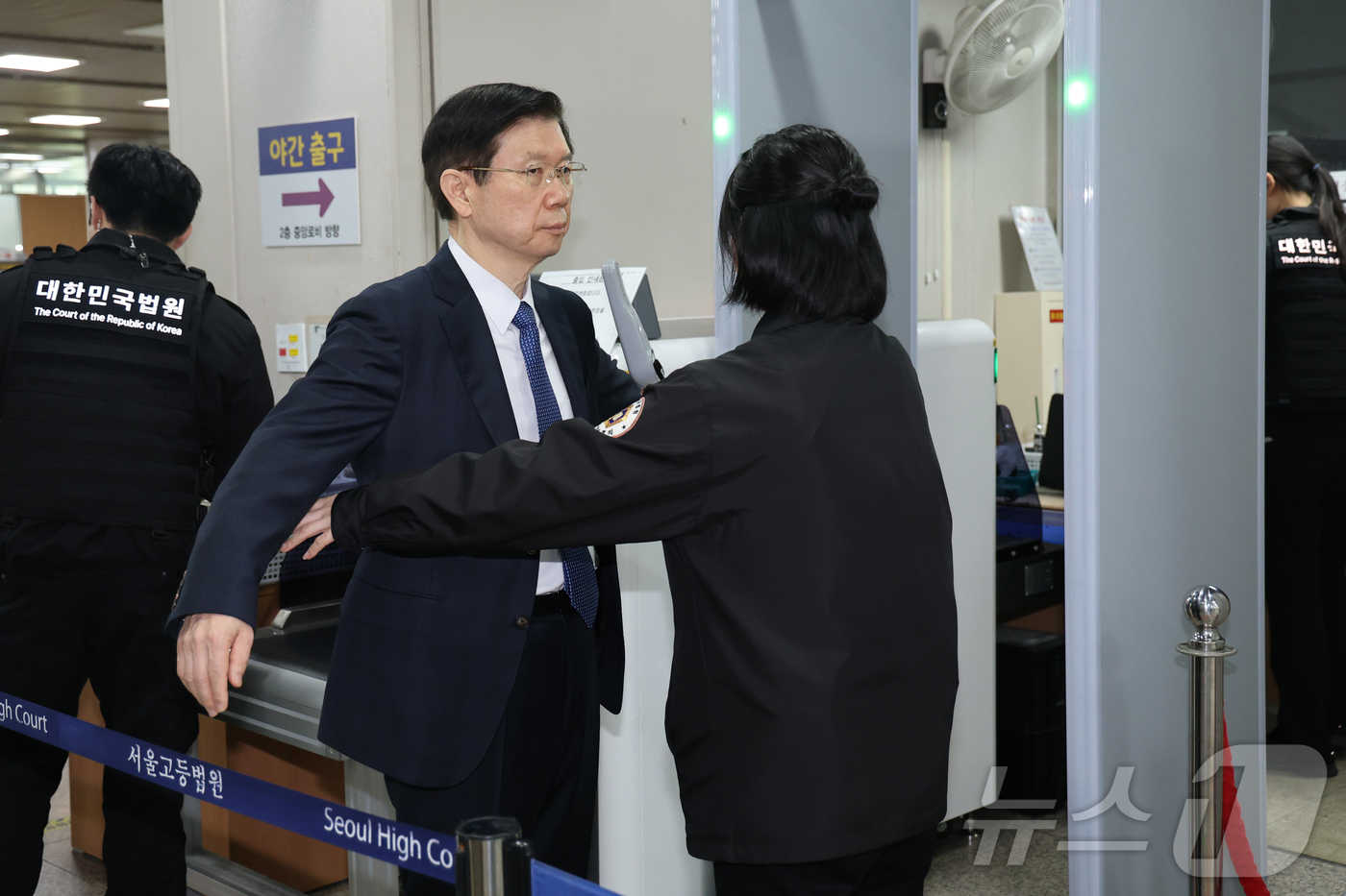 (서울=뉴스1) 김민지 기자 = 박종준 전 대통령경호처장이 7일 오전 서울 서초구 서울중앙지법에서 열린 윤석열 전 대통령의 특수공무집행방해 등 혐의 속행 공판에 증인으로 출석하고 …