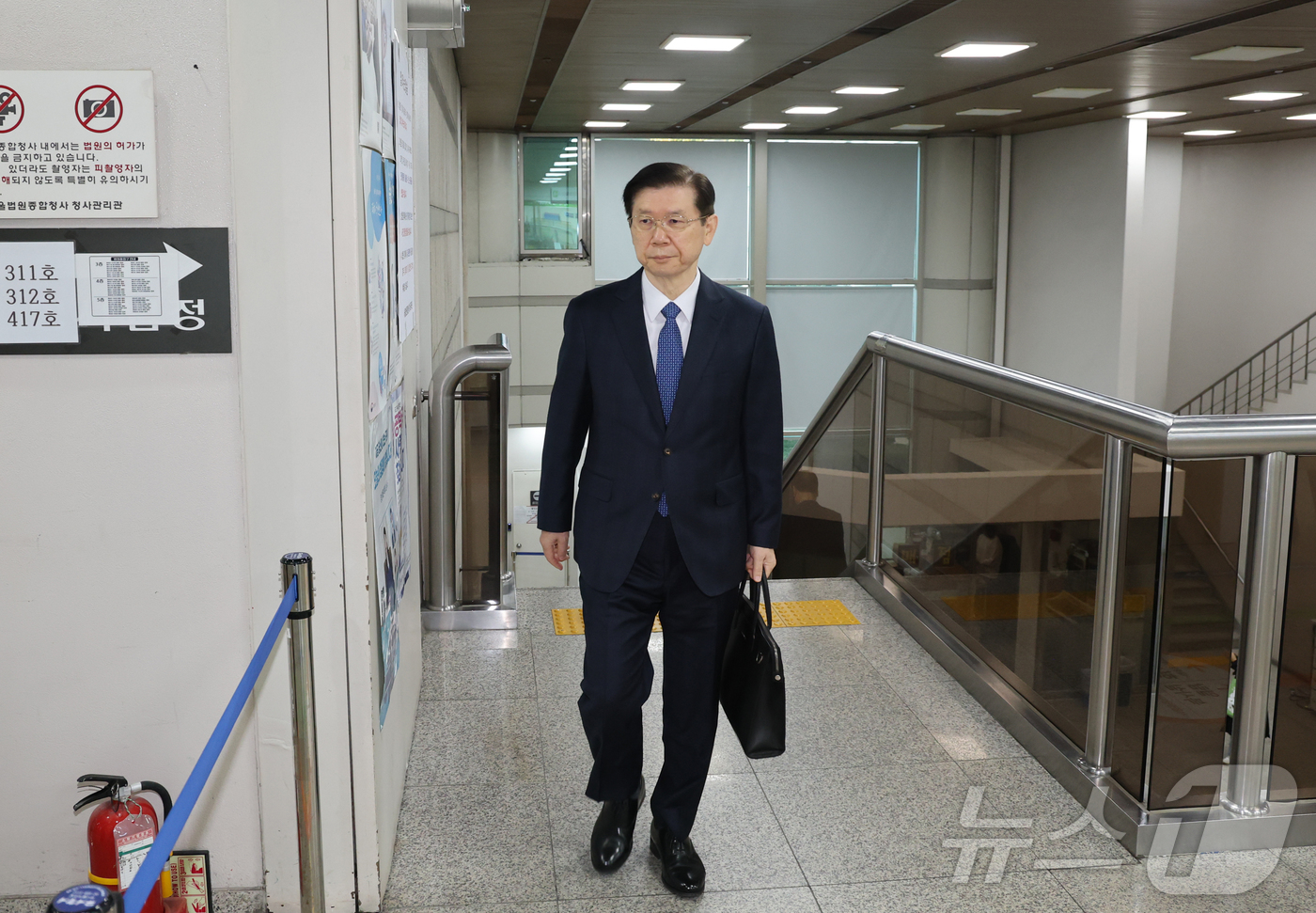 (서울=뉴스1) 김민지 기자 = 박종준 전 대통령경호처장이 7일 오전 서울 서초구 서울중앙지법에서 열린 윤석열 전 대통령의 특수공무집행방해 등 혐의 속행 공판에 증인으로 출석하고 …