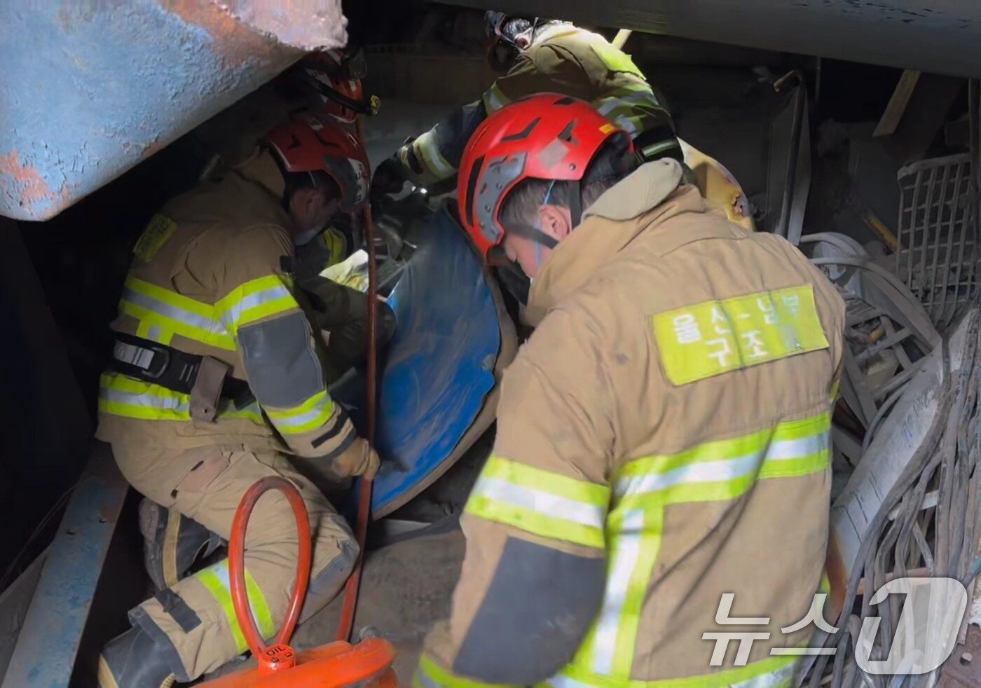 본문 이미지 - 7일 오전 보일러타워 붕괴 사고가 난 울산 남구 남화동 소재 한국동서발전 울산발전본부 울산화력발전소에서 소방대원들이 매몰자를 구조하고 있다. 이 구조자는 병원으로 이송됐으나 숨졌다. &#40;울산소방본부 제공. 재판매 및 DB 금지&#41; 2025.11.7/뉴스1 ⓒ News1 조민주 기자