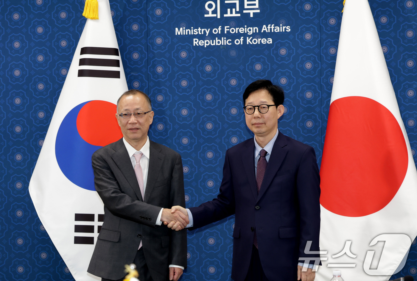 (서울=뉴스1) 임세영 기자 = 박윤주 외교부 1차관(오른쪽)과 후나코시 다케히로 일본 외무성 사무차관이 7일 서울 종로구 외교부청사에서 열린 한-일 차관전략대화에서 악수를 하고 …