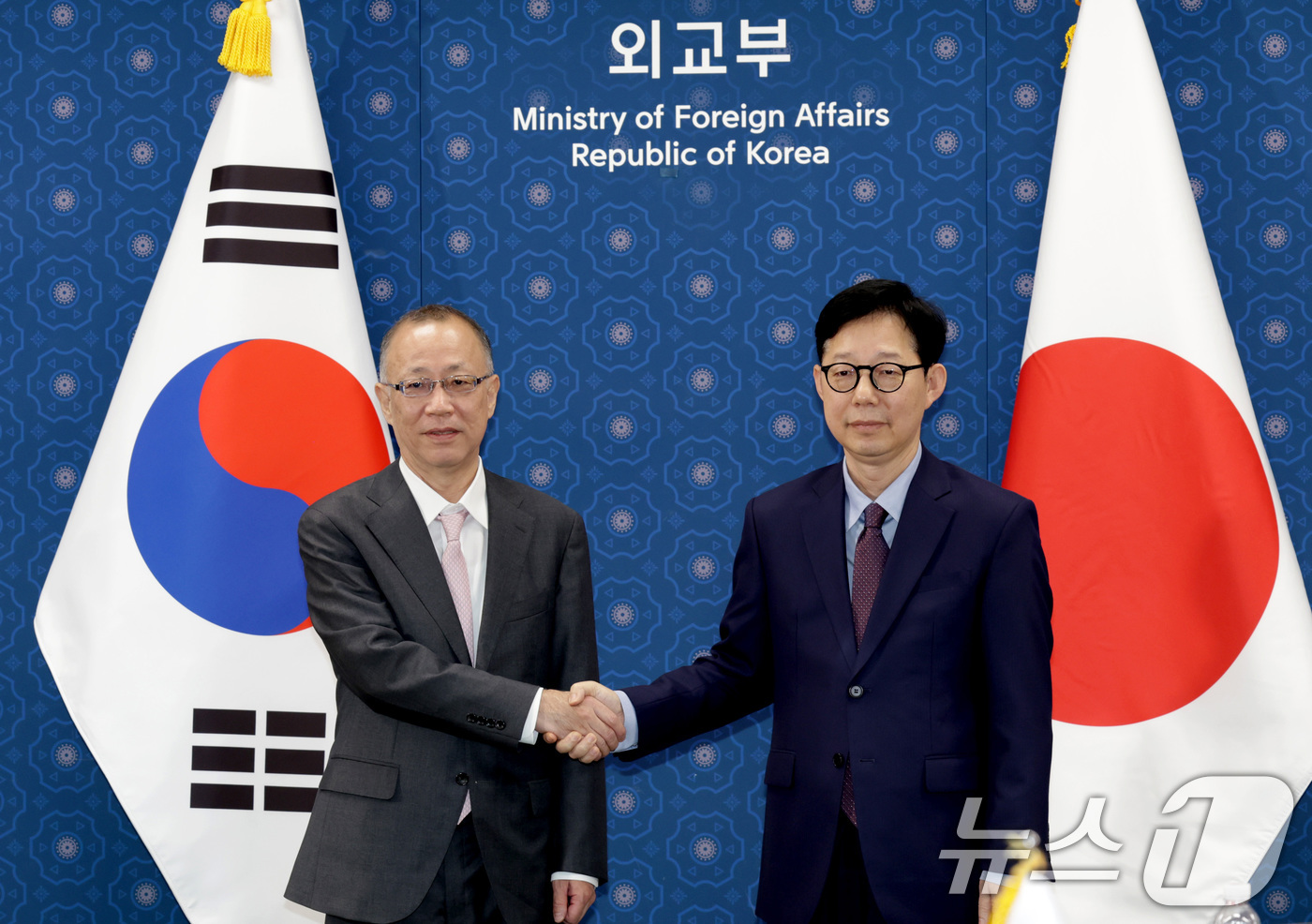 (서울=뉴스1) 임세영 기자 = 박윤주 외교부 1차관(오른쪽)과 후나코시 다케히로 일본 외무성 사무차관이 7일 서울 종로구 외교부청사에서 열린 한-일 차관전략대화에서 악수를 하고 …