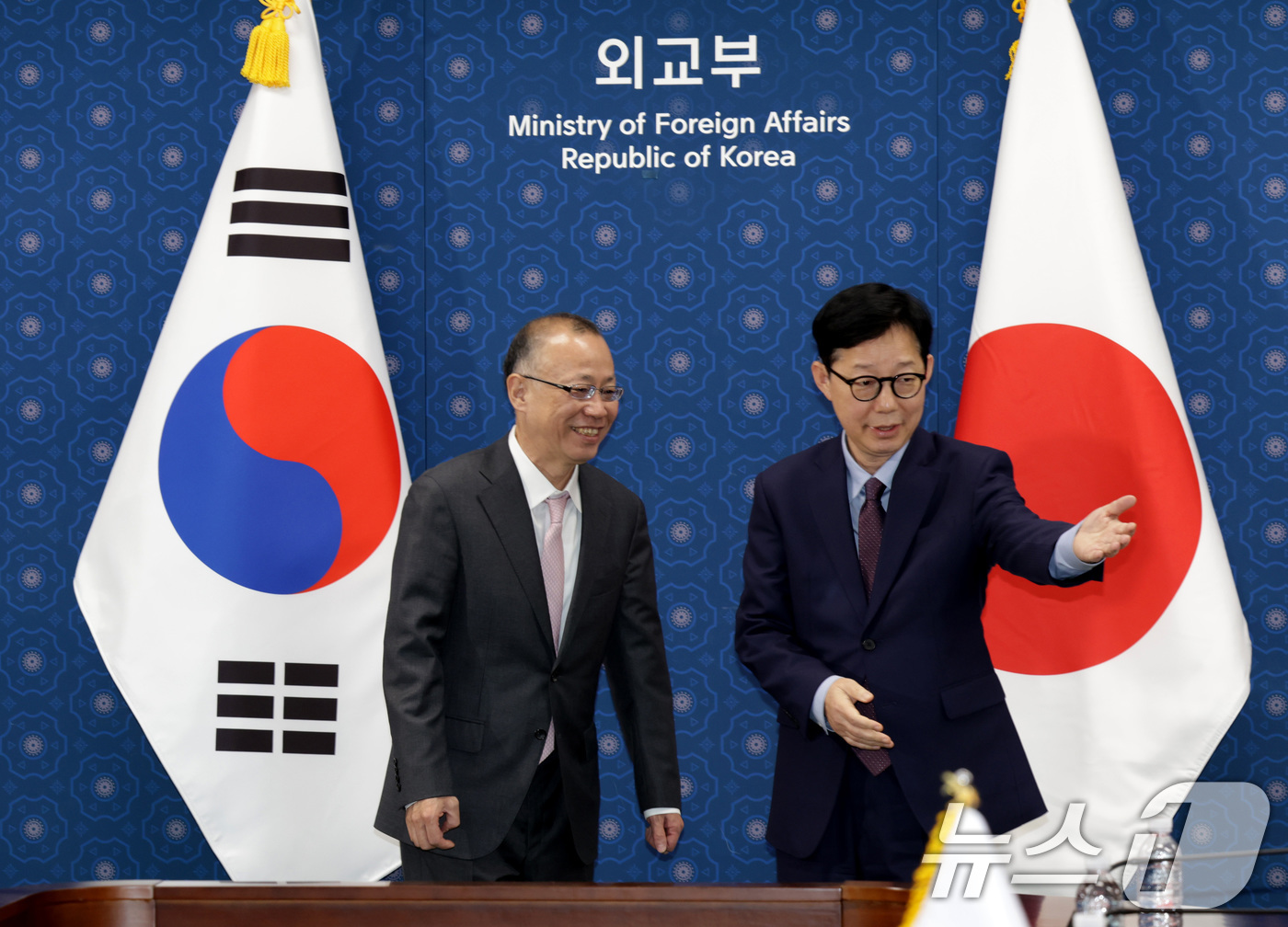 (서울=뉴스1) 임세영 기자 = 박윤주 외교부 1차관(오른쪽)과 후나코시 다케히로 일본 외무성 사무차관이 7일 서울 종로구 외교부청사에서 열린 한-일 차관전략대화에 앞서 자리로 이 …