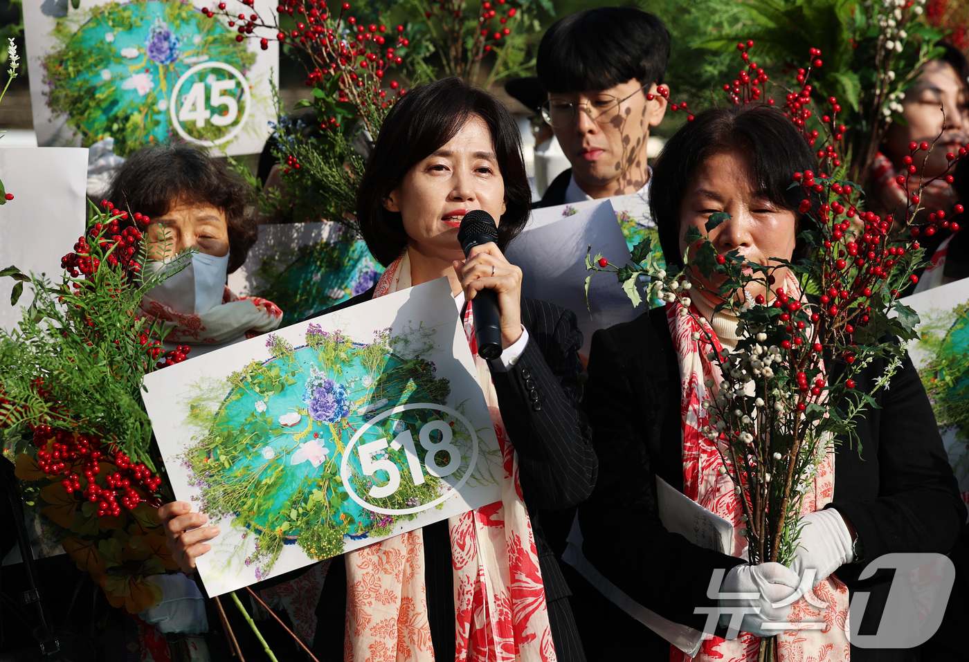 (서울=뉴스1) 오대일 기자 = 7일 오전 서울 서초구 서울중앙지방법원 앞에서 열린 5·18 성폭력 피해자 첫 재판 관련 기자회견에서 박은정 조국혁신당 의원이 발언하고 있다.5·1 …